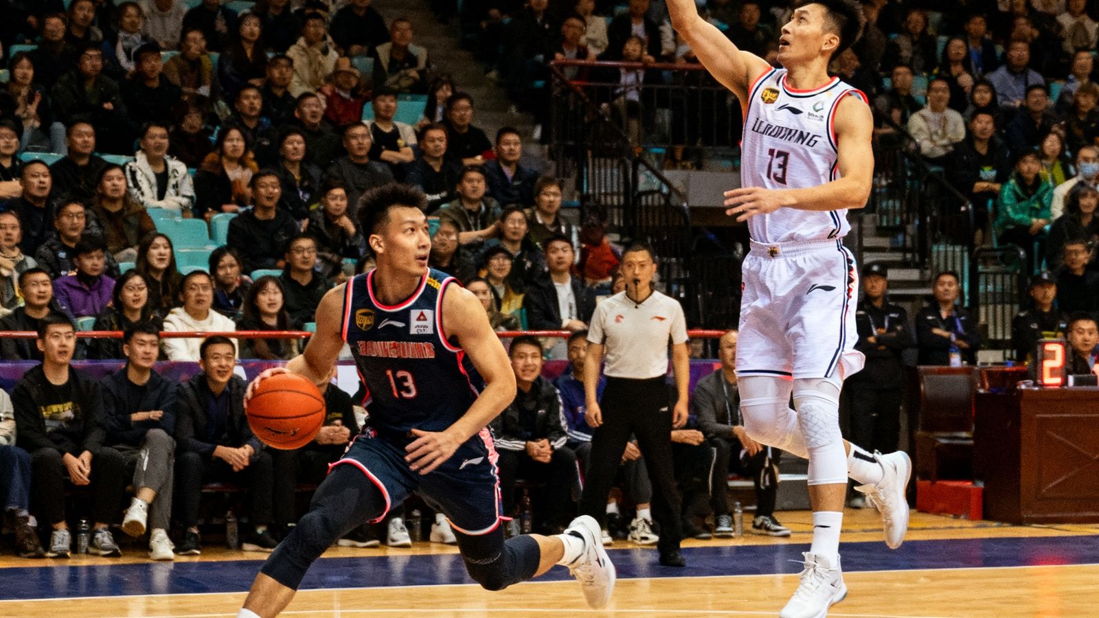 CBA广东宏远对阵辽宁飞豹的全场集锦缩略图，广东队后卫快速推进中传出一记精准长传，队友飞身接球上篮，辽宁主场观众表情紧张。